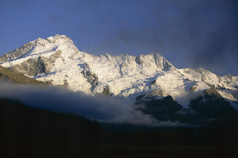 无人,公园,横图,室外,白天,正面,旅游,度假,石头,美景,山,雪,雪山,雾,大雪,新西兰,阴影,朦胧,模糊,光线,石子,影子,冰,积雪,景观,山峰,雪景,冬季,冬天,山峦,娱乐,蓝色,蓝天,天空,阳光,自然,天,享受,休闲,景色,放松,寒冷,晴朗,迷雾,冰冷,国家公园,自然风光,大洋洲,沉积岩,万里无云,严寒,库克山,南阿尔卑斯山脉,纽西兰,冰凉,酷寒,凛冽,凛凛,极冷,长白云之乡,水成岩,库克山国家公园,石块,岩石,大雾,晴空,晴空万里,彩图
