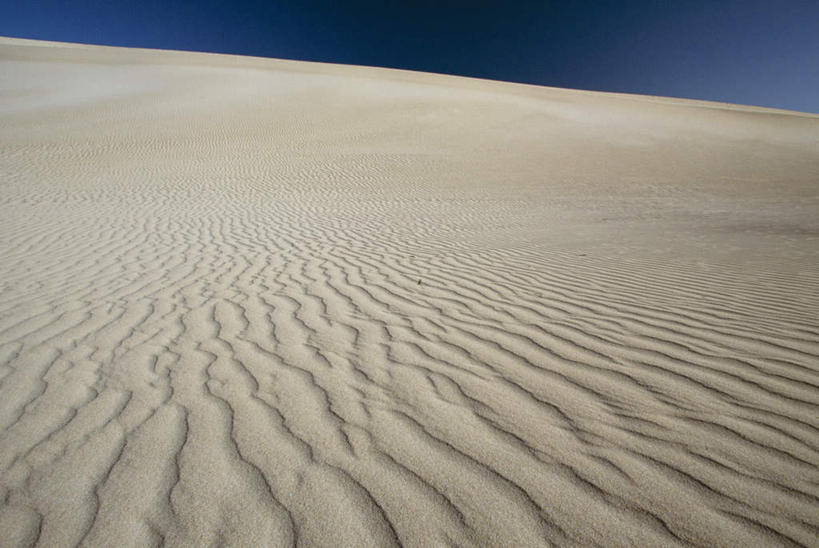 无人,横图,室外,白天,正面,旅游,度假,美景,沙漠,澳大利亚,阴影,光线,沙子,影子,地平线,景观,辽阔,地面,娱乐,蓝色,蓝天,天空,阳光,自然,天,享受,休闲,广阔,景色,放松,晴朗,一望无际,自然风光,延伸,大洋洲,澳洲,万里无云,南方大陆,天地相交,澳大利亚联邦,袋鼠岛,坎加鲁岛,无边无际,一马平川,大漠,砂漠,晴空,晴空万里,彩图