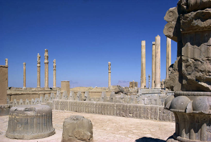 无人,横图,室外,白天,正面,旅游,度假,石头,名胜古迹,标志建筑,地标,建筑,雕塑,阴影,遗迹,艺术,装饰,光线,雕刻,雕像,石子,影子,首都,古迹,文物,娱乐,建设,古建筑,石雕,废墟,蓝色,蓝天,天空,阳光,工艺品,天,享受,休闲,旅游胜地,放松,晴朗,纪念,美术,主题,陈列,古文明,万里无云,功能,美学,阿黑门尼德王朝,阿契美尼德王朝,阿契美尼德帝国,波斯波利斯,波斯帝国,石块,岩石,晴空,晴空万里,彩图