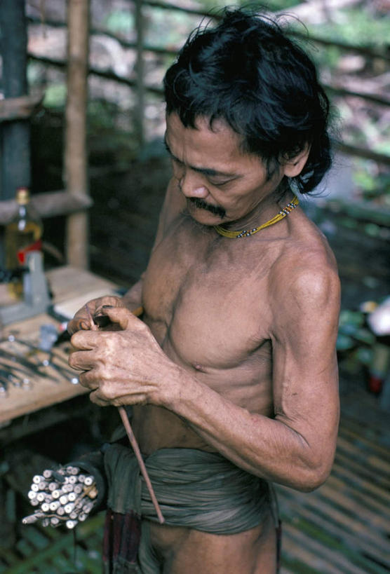 裸体,一个人,站,竖图,俯视,室外,白天,竞争,项链,印度尼西亚,印尼,亚洲,仅一个男性,仅一个人,仅一个中年男性,对抗,握,阴影,冲突,光线,影子,刀具,拿,削,拿着,注视,破坏,玻璃制品,酒瓶,装饰品,阳光,玻璃瓶,瓶子,饰品,首饰,刀,观察,看,站着,武器,战争,握着,东南亚,观看,损坏,察看,攻击,威胁,对立,关注,矛盾,兵器,防御,印度尼西亚共和国,敌对,挫败,斗争,抗拒,抗衡,杀伤,威慑,赤身,危险,男人,男性,中年男性,亚洲人,印度人,站立,半身,彩图,高角度拍摄,匕首