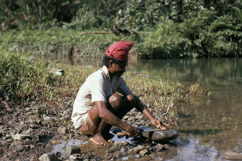 西方人,一个人,蹲,横图,室外,白天,侧面,旅游,度假,草地,草坪,湖,湖泊,美景,沙滩,水,植物,帽子,金属制品,印度尼西亚,欧洲,非洲,印尼,黑人,欧洲人,亚洲,仅一个男性,仅一个人,仅一个中年男性,握,阴影,波纹,服装,光线,金属,工具,沙子,影子,河岸,河滩,湖面,景观,水流,水面,刀具,涟漪,沙地,拿,拿着,注视,休闲装,光脚,娱乐,草,树,树木,衣服,绿色,倒影,水纹,阳光,自然,刀,波浪,湖水,观察,看,享受,休闲,赤脚,休闲服,景色,放松,握着,服饰,东南亚,茂盛,生长,成长,观看,繁茂,察看,倒映,关注,自然风光,菜刀,磨刀,印度尼西亚共和国,水晕,编织帽,兴旺,切菜刀,昌盛,反照,昌隆,畅旺,发达,蕃芜,繁盛,富强,隆盛,蓬勃,旺盛,兴隆,兴盛,郁勃,男人,男性,中年男性,非洲人,蹲着,彩图,全身