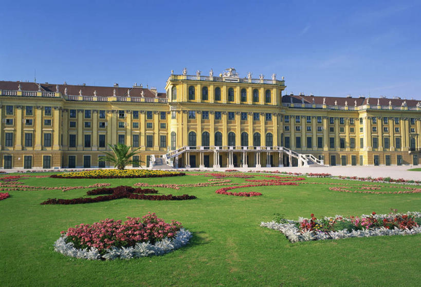 无人,家,宫殿,横图,室外,白天,正面,旅游,度假,花海,花圃,植物,别墅,窗户,标志建筑,道路,地标,建筑,路,公路,棕榈树,叶子,奥地利,欧洲,维也纳,一排,阴影,整齐,并列,并排,盛开,光线,影子,房屋,墙,屋子,公寓,绿叶,交通,首都,花蕾,娱乐,建设,洋房,楼房,玻璃窗,墙壁,墙面,住宅,花,花瓣,花朵,花卉,鲜花,树,树木,排列,黄色,蓝色,绿色,蓝天,天空,阳光,自然,花丛,花束,花田,天,花苞,花蕊,享受,休闲,嫩叶,旅游胜地,放松,生长,晴朗,成长,队列,豪宅,平行,棕榈叶,中欧,万里无云,奥地利共和国,舍恩布龙宫,美泉宫,叶,叶片,晴空,晴空万里,马路,彩图,房子