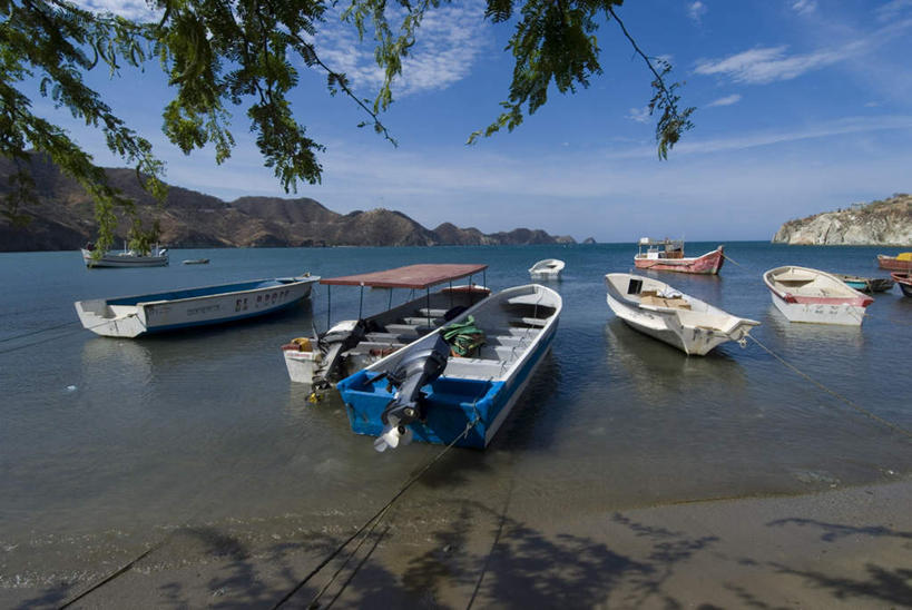 无人,横图,室外,白天,正面,旅游,度假,海浪,海洋,沙滩,山,山脉,船,叶子,美国,许多,停靠,阴影,光线,沙子,影子,海岸,浪花,山峰,云,云朵,木船,绿叶,沙地,山峦,首都,云彩,娱乐,排列,蓝色,白云,蓝天,天空,阳光,海水,绳子,交通工具,群山,天,享受,休闲,嫩叶,放松,晴朗,绳索,北美,舟,北美洲,停泊,载具,美洲,海景,华盛顿特区,首府,华盛顿哥伦比亚特区,华府,北亚美利加洲,亚美利加洲,哥伦比亚特区,摆列,圣玛尔塔,叶,叶片,大海,风浪,海,海水的波动,海滩,近岸浪,涌浪,晴空,彩图,布列,分列
