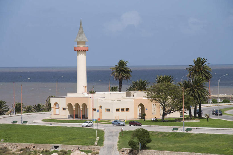 无人,博物馆,横图,俯视,室外,白天,旅游,度假,草地,草坪,海浪,海洋,沙滩,植物,标志建筑,地标,建筑,路灯,汽车,照明,乌拉圭,阴影,研究,光线,沙子,影子,海岸,浪花,云,云朵,灯光,沙地,首都,教育,云彩,娱乐,建设,车,灯,草,树,树木,蓝色,绿色,白云,蓝天,天空,阳光,自然,海水,交通工具,轿车,天,享受,休闲,旅游胜地,南美,放松,生长,晴朗,成长,展览,照亮,南美洲,照明设备,拉丁美洲,欣赏,载具,美洲,陈列,海景,亚美利加洲,南亚美利加洲,蒙得维的亚,乌拉圭东岸共和国,典藏,南美瑞士,大海,风浪,海,海水的波动,海滩,近岸浪,涌浪,晴空,彩图,高角度拍摄