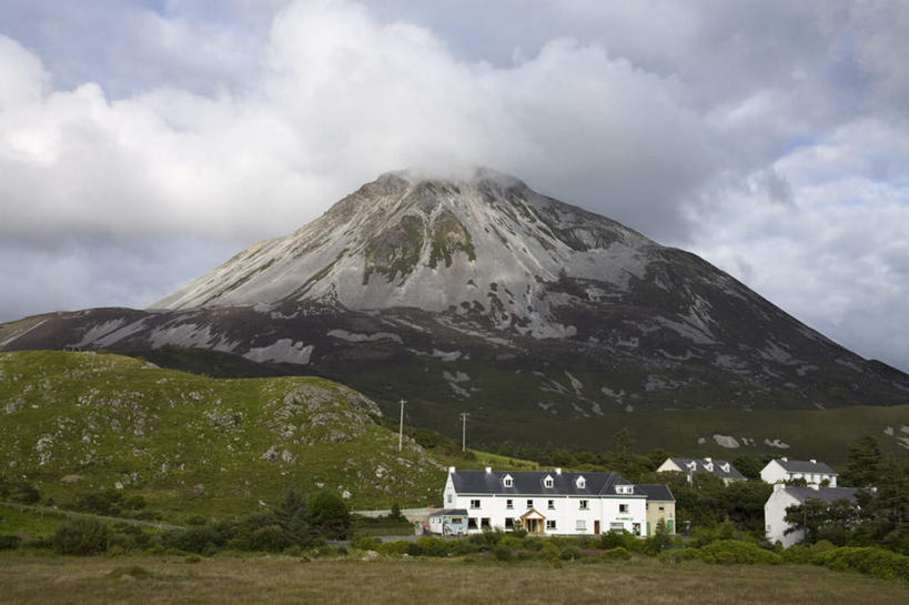 无人,家,横图,俯视,室外,白天,旅游,度假,草地,草坪,石头,美景,山,雪,雪山,植物,大雪,爱尔兰,欧洲,阴影,光线,石子,影子,房屋,屋子,冰,积雪,景观,山顶,山峰,雪景,云,云朵,冬季,冬天,山峦,云彩,娱乐,楼房,住宅,草,树,树木,蓝色,绿色,白云,蓝天,天空,阳光,自然,天,享受,休闲,景色,放松,寒冷,生长,晴朗,成长,冰冷,西欧,自然风光,爱尔兰共和国,严寒,冰凉,酷寒,凛冽,凛凛,极冷,阿尔斯特,阿尔斯特省,阿洛斯特,颠峰,极峰,石块,岩石,晴空,彩图,高角度拍摄,房子