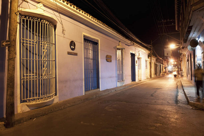 无人,家,栏杆,横图,室外,夜晚,正面,旅游,度假,美景,城市风光,城市,道路,路,路灯,金属制品,照明,古巴,阴影,光线,金属,影子,栅栏,房屋,屋子,景观,篱笆,围栏,小路,灯光,交通,娱乐,护栏,楼房,住宅,灯,阳光,享受,休闲,旅游胜地,景色,放松,照亮,北美,北美洲,照明设备,美洲,北亚美利加洲,亚美利加洲,古巴共和国,圣地亚哥.德.古巴,彩图,房子