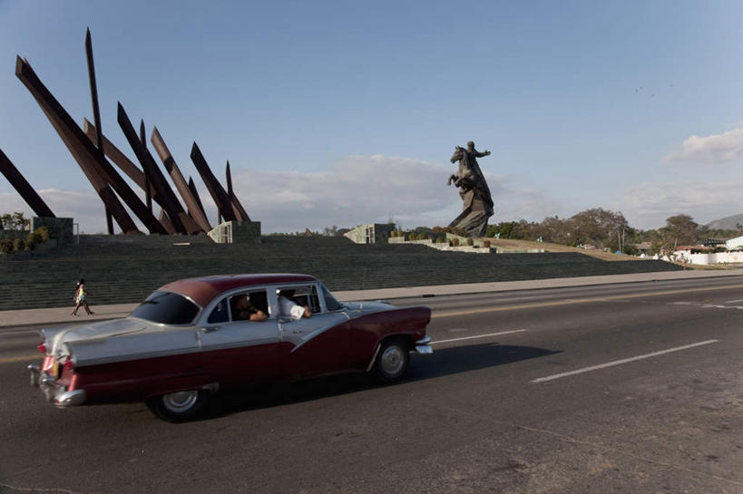 无人,横图,室外,白天,正面,旅游,度假,草地,草坪,美景,山,山脉,植物,城市风光,城市,道路,路,公路,汽车,雕塑,古巴,阴影,艺术,装饰,光线,雕刻,雕像,影子,景观,山峰,云,云朵,交通,山峦,云彩,娱乐,车,草,树,树木,蓝色,绿色,白云,蓝天,天空,阳光,自然,工艺品,交通工具,轿车,群山,天,享受,休闲,旅游胜地,景色,放松,生长,晴朗,成长,纪念,美术,北美,北美洲,载具,主题,美洲,陈列,功能,美学,北亚美利加洲,亚美利加洲,古巴共和国,圣地亚哥.德.古巴,晴空,马路,彩图