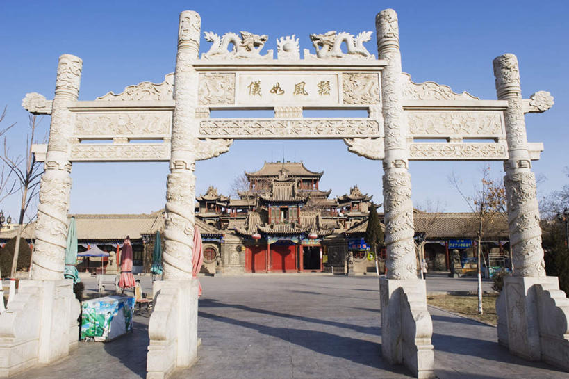 无人,家,横图,室外,白天,仰视,旅游,度假,美景,城市风光,城市,中国,亚洲,阴影,节日,光线,影子,房屋,屋子,景观,牌坊,牌楼,文化,娱乐,货摊,楼房,住宅,蓝色,蓝天,天空,阳光,天,祈祷,享受,休闲,健康,旅游胜地,景色,放松,许愿,宗教,信仰,晴朗,纪念,祈求,祭祀,表彰,道教,荣誉,东亚,宁夏,银川,万里无云,首府,中华人民共和国,荣耀,西北地区,银川市,宁夏回族自治区,宁,平安,晴空,晴空万里,彩图,低角度拍摄,房子,玄门,传统文化