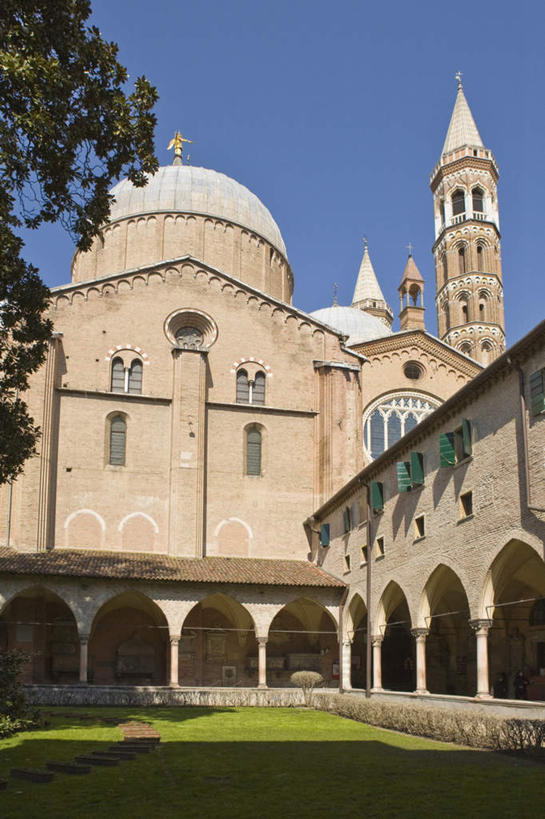 无人,教堂,横图,室外,白天,仰视,旅游,度假,草地,草坪,植物,意大利,欧洲,阴影,节日,时间,光线,时钟,影子,钟楼,计时,文化,娱乐,草,树,树木,蓝色,绿色,蓝天,天空,阳光,自然,钟表,天,祈祷,享受,休闲,健康,表,旅游胜地,放松,许愿,宗教,信仰,生长,晴朗,成长,纪念,祈求,基督教,南欧,天主教,信念,万里无云,意大利共和国,塔钟,平安,钟,晴空,晴空万里,彩图,低角度拍摄,大教堂,礼拜堂