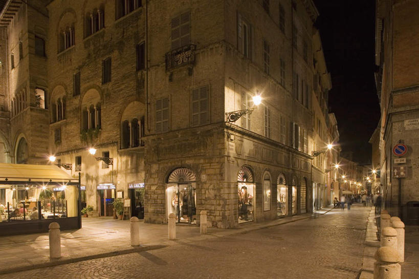 西方人,儿童,家,商店,站,走,横图,室外,白天,仰视,购物,旅游,度假,消费,超市,街道,路灯,照明,意大利,欧洲,欧洲人,阴影,光线,影子,房屋,屋子,灯光,许多人,娱乐,楼房,住宅,灯,小孩,阳光,站着,一群人,享受,休闲,旅游胜地,放松,金融,百货,便利店,照亮,照明设备,南欧,选购,贸易,意大利共和国,雨棚,血拼,零售店,男孩,男人,男性,女孩,女人,女性,白种人,步行,散步,站立,走路,半身,彩图,低角度拍摄,房子,店铺,杂货店,杂货铺,男生,女生