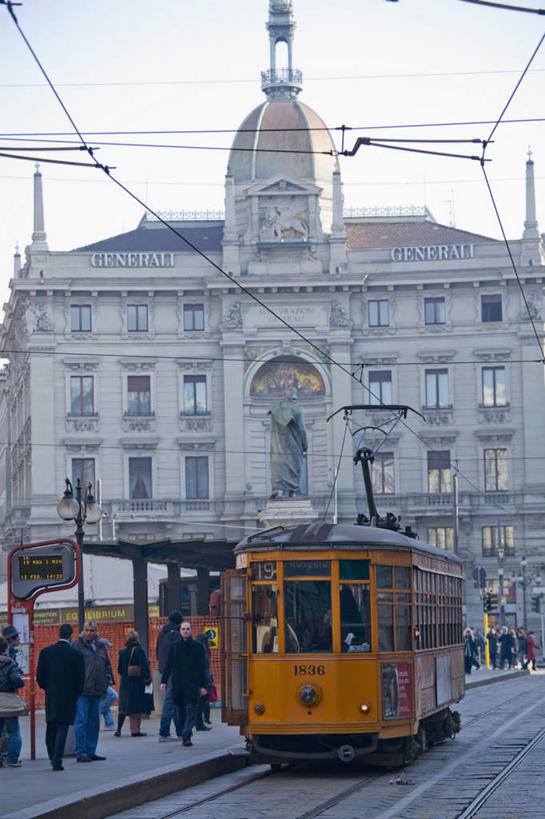 西方人,儿童,家,站,走,竖图,室外,白天,正面,旅游,度假,指示牌,公共汽车,车站,汽车,雕塑,意大利,欧洲,欧洲人,阴影,艺术,装饰,光线,标志,雕刻,雕像,文字,影子,房屋,屋子,公寓,巴士,轨道,站台,公交车,许多人,娱乐,标识,站牌,洋房,楼房,月台,住宅,车,缆车,小孩,骑,蓝色,蓝天,天空,阳光,工艺品,交通工具,轿车,天,站着,一群人,享受,休闲,旅游胜地,放松,晴朗,纪念,美术,南欧,载具,主题,陈列,索道,伦巴第大区,万里无云,意大利共和国,伦巴第,功能,美学,缆索铁路,米兰省,男孩,男人,男性,女孩,女人,女性,白种人,晴空,晴空万里,步行,散步,站立,走路,彩图,全身,房子,男生,女生