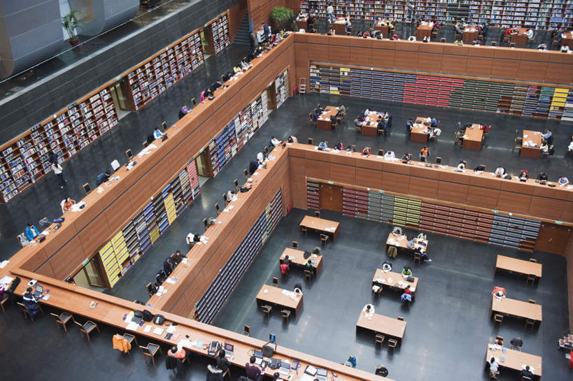 东方人,图书馆,坐,横图,俯视,室内,白天,看书,度假,阅读,电脑,笔记本电脑,美景,桌子,城市风光,城市,书籍,椅子,北京,中国,亚洲,学习,服装,网络,景观,首都,许多人,注视,休闲装,黄种人,娱乐,通讯设备,书桌,衣服,课桌,书本,观察,看,一群人,享受,休闲,休闲服,景色,放松,读书,浏览,服饰,观看,察看,无线,关注,通信设备,无线网络,无线上网,便携式电脑,东亚,浏览室,中华人民共和国,北京市,京,北平,华北地区,国家图书馆,挡书板,书挡,书夹,书立,手提电脑,男人,男性,年轻男性,年轻女性,女人,女性,亚洲人,书,图书,坐着,彩图,高角度拍摄,全身,书库,图书库,阅览室