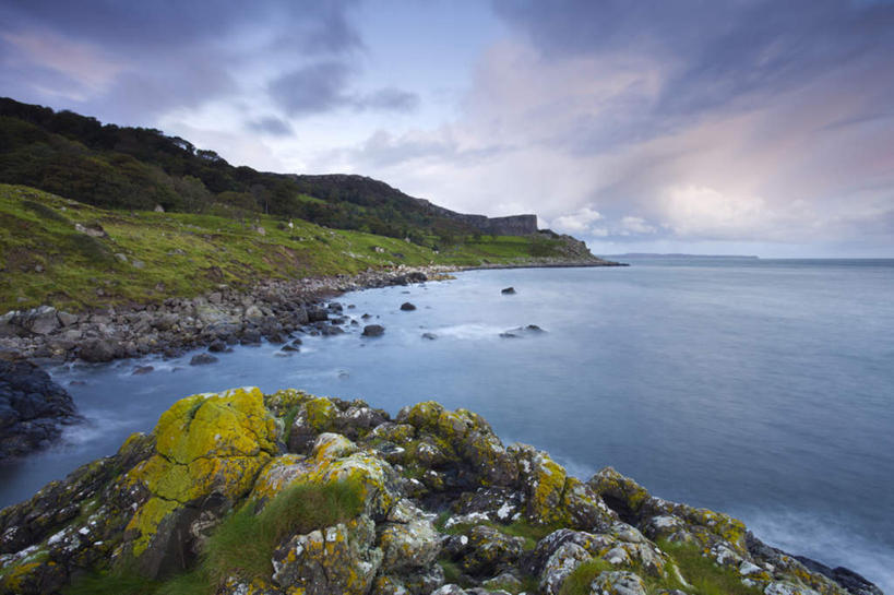 无人,横图,室外,白天,正面,旅游,度假,草地,草坪,海浪,海洋,石头,美景,沙滩,山,山脉,植物,爱尔兰,欧洲,阴影,光线,沙子,石子,影子,海岸,景观,浪花,山峰,水平线,云,云朵,辽阔,海平线,沙地,山峦,云彩,娱乐,草,蓝色,绿色,白云,蓝天,天空,阳光,自然,海水,群山,天,享受,休闲,广阔,景色,放松,晴朗,一望无际,西欧,自然风光,海景,沉积岩,爱尔兰共和国,阿尔斯特,阿尔斯特省,阿洛斯特,无边无际,一马平川,水成岩,大海,风浪,海,海水的波动,海滩,近岸浪,石块,岩石,涌浪,晴空,彩图,水天相接,水天一线