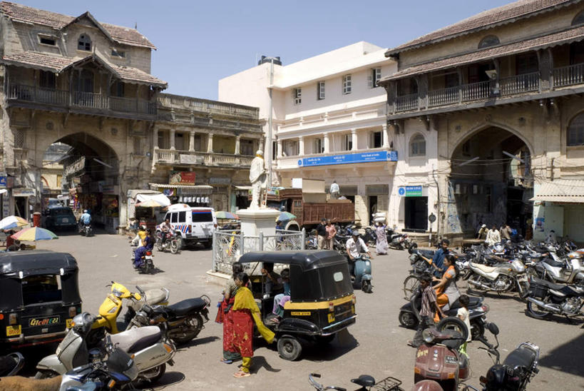家,栏杆,站,横图,室外,白天,正面,度假,美景,城市风光,城市,摩托车,汽车,雕塑,印度,亚洲,许多,行人,阴影,服装,艺术,装饰,光线,雕刻,雕像,伞,影子,雨伞,遮阳伞,房屋,屋子,景观,围栏,许多人,注视,休闲装,娱乐,阳伞,护栏,楼房,路人,住宅,车,骑,衣服,蓝色,蓝天,天空,阳光,工艺品,交通工具,轿车,天,观察,看,站着,一群人,骑车,享受,休闲,休闲服,景色,放松,服饰,晴朗,观看,纪念,美术,察看,关注,载具,主题,南亚,陈列,万里无云,印度共和国,功能,美学,古吉拉特,古吉拉特邦,过客,男人,男性,女人,女性,中年男性,中年女性,亚洲人,晴空,晴空万里,站立,彩图,全身,房子