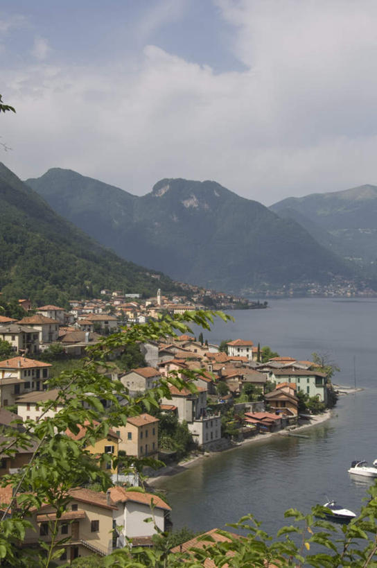 无人,家,竖图,俯视,航拍,室外,白天,旅游,度假,山,山脉,植物,建筑,意大利,欧洲,房屋,屋子,山峰,云,云朵,建筑群,山峦,云彩,娱乐,建设,楼房,住宅,树,树木,排列,蓝色,绿色,白云,蓝天,天空,自然,群山,天,享受,休闲,旅游胜地,放松,生长,晴朗,成长,鸟瞰,南欧,意大利共和国,摆列,科摩湖,晴空,彩图,高角度拍摄,房子,布列,分列