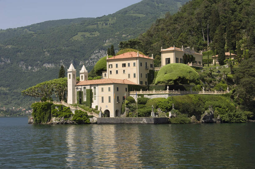 无人,家,栏杆,横图,室外,白天,正面,旅游,度假,湖,湖泊,山,山脉,水,植物,别墅,标志建筑,地标,建筑,旗帜,意大利,欧洲,阴影,波纹,光线,影子,房屋,屋子,湖面,山峰,水流,水面,公寓,围栏,涟漪,山峦,娱乐,旗子,建设,洋房,护栏,楼房,住宅,树,树木,蓝色,绿色,倒影,蓝天,水纹,天空,阳光,自然,波浪,湖水,群山,天,享受,休闲,旅游胜地,放松,生长,晴朗,成长,倒映,南欧,万里无云,意大利共和国,水晕,旌旗,旗号,反照,科摩湖,晴空,晴空万里,彩图,房子