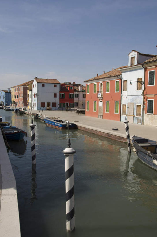 无人,家,竖图,室外,白天,正面,度假,河流,美景,水,城市风光,城市,道路,路,船,意大利,欧洲,威尼斯,一排,许多,停靠,阴影,波纹,整齐,光线,影子,房屋,屋子,河水,景观,水流,云,小路,木船,交通,涟漪,娱乐,楼房,住宅,排列,蓝色,倒影,蓝天,水纹,天空,阳光,交通工具,波浪,天,享受,休闲,景色,放松,晴朗,倒映,舟,队列,南欧,停泊,载具,意大利共和国,水晕,反照,环礁湖,礁湖,珊瑚湖,威尼斯礁湖,晴空,晴空万里,彩图,房子