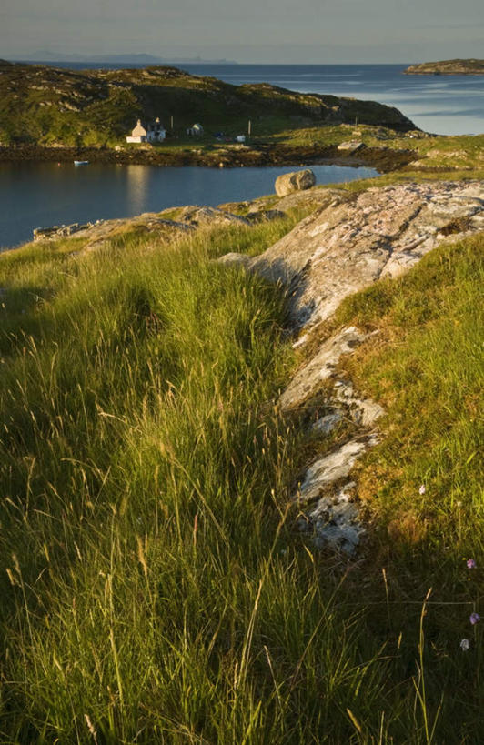 无人,竖图,俯视,室外,白天,旅游,度假,草地,草坪,海浪,海洋,石头,美景,山,山脉,植物,英国,欧洲,阴影,光线,石子,影子,景观,浪花,山峰,山峦,娱乐,苏格兰,草,蓝色,绿色,蓝天,天空,阳光,自然,海水,群山,天,享受,休闲,景色,放松,晴朗,西欧,自然风光,大不列颠,海景,大不列颠及北爱尔兰联合王国,万里无云,大不列颠联合王国,日不落英帝国,苏格兰王国,刘易斯岛,外赫布里底群岛,大海,风浪,海,海水的波动,近岸浪,石块,岩石,涌浪,晴空,晴空万里,彩图,高角度拍摄