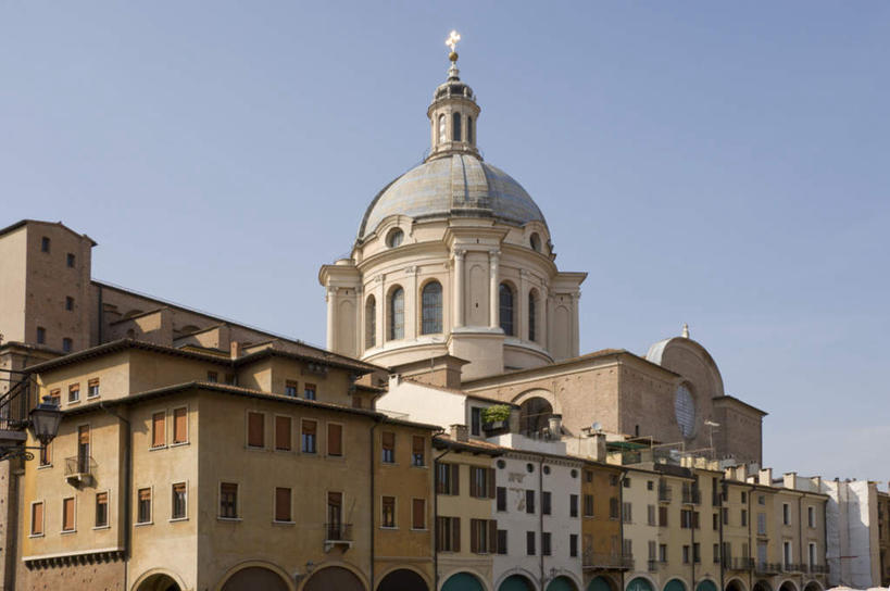 无人,家,教堂,横图,室外,白天,仰视,旅游,度假,窗户,标志建筑,地标,建筑,意大利,欧洲,一排,阴影,节日,整齐,光线,十字架,影子,房屋,屋子,文化,娱乐,建设,楼房,玻璃窗,住宅,排列,蓝色,蓝天,天空,阳光,天,祈祷,享受,休闲,健康,旅游胜地,放松,许愿,宗教,信仰,晴朗,纪念,祈求,队列,南欧,信念,伦巴第大区,万里无云,意大利共和国,伦巴第,曼图亚,平安,晴空,晴空万里,彩图,低角度拍摄,房子,大教堂,礼拜堂