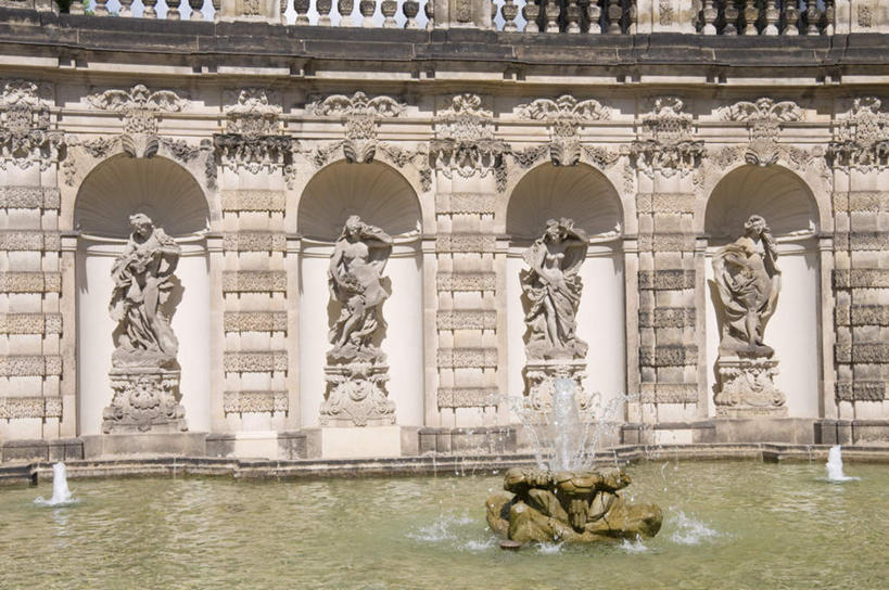 无人,横图,室外,白天,正面,旅游,度假,湖,湖泊,水,标志建筑,地标,建筑,喷泉,雕塑,德国,欧洲,阴影,波纹,艺术,装饰,光线,雕刻,雕像,影子,墙,湖面,景观,水流,水面,涟漪,文化,娱乐,建设,墙壁,墙面,倒影,水纹,阳光,工艺品,波浪,湖水,品味,享受,休闲,旅游胜地,放松,纪念,美术,倒映,象征,西欧,主题,水景,陈列,德意志联邦共和国,水晕,功能,美学,美观,意味,反照,德累斯顿,萨克森州,萨克森自由州,茨温格尔宫,设计,彩图