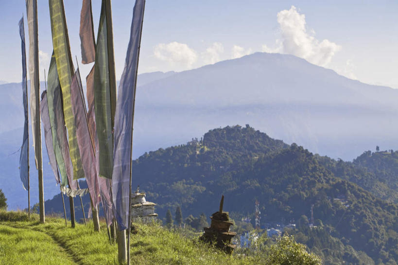 无人,横图,室外,白天,正面,旅游,度假,石头,美景,森林,山,山脉,树林,植物,印度,亚洲,阴影,节日,光线,石子,影子,景观,山顶,山峰,云,云朵,山峦,云彩,文化,娱乐,经幡,树,树木,蓝色,绿色,白云,蓝天,天空,阳光,自然,群山,天,祈祷,享受,休闲,健康,景色,放松,许愿,宗教,佛教,信仰,生长,晴朗,成长,纪念,祈求,自然风光,南亚,风马旗,印度共和国,释教,颠峰,极峰,锡金,锡金邦,平安,石块,岩石,晴空,彩图