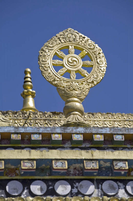 无人,竖图,室外,特写,白天,仰视,旅游,度假,名胜古迹,标志建筑,地标,建筑,雕塑,印度,亚洲,阴影,遗迹,艺术,装饰,光线,雕刻,雕像,瓦片,影子,墙,屋顶,顶棚,瓦,古迹,文物,娱乐,建设,古建筑,墙壁,墙面,蓝色,蓝天,天空,阳光,工艺品,天,享受,休闲,金色,旅游胜地,放松,建造,晴朗,纪念,美术,富贵,主题,南亚,陈列,古文明,忠诚,屋瓦,万里无云,印度共和国,功能,美学,富丽,名誉,荣华,锡金,锡金邦,晴空,晴空万里,彩图,低角度拍摄