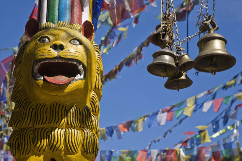 脸,头,脸颊,无人,横图,室外,特写,白天,仰视,旅游,度假,标志建筑,地标,建筑,狮子,雕塑,孟加拉国,亚洲,吊挂,悬挂,阴影,节日,艺术,装饰,飘扬,光线,雕刻,雕像,影子,挂,注视,文化,娱乐,建设,经幡,蓝色,蓝天,天空,阳光,工艺品,天,观察,看,祈祷,张嘴,享受,休闲,健康,旅游胜地,放松,许愿,宗教,佛教,信仰,晴朗,观看,纪念,飘逸,祈求,美术,察看,关注,飞扬,主题,南亚,陈列,张大嘴巴,万里无云,风马旗,功能,美学,释教,孟加拉人民共和国,大吉岭,平安,头部,脸部,脸蛋,面部,晴空,晴空万里,张开嘴,半身,彩图,低角度拍摄