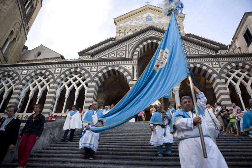 西方人,伙伴,朋友,教堂,走,横图,室外,白天,仰视,民族服装,旅游,度假,友谊,合作,团队,楼梯,标志建筑,地标,建筑,旗帜,意大利,欧洲,欧洲人,双手,握,阴影,节日,庆祝,光线,影子,阶梯,云,云朵,拱门,许多人,拿,云彩,拿着,注视,文化,娱乐,旗子,建设,台阶,蓝色,白云,蓝天,天空,阳光,天,观察,看,祈祷,一群人,享受,休闲,健康,旅游胜地,放松,战略,握着,许愿,宗教,信仰,晴朗,观看,纪念,祈求,庆贺,察看,关注,南欧,祝贺,信念,意大利共和国,坎帕尼亚,联合,合谋,旌旗,旗号,阿马尔菲,坎帕尼亚大区,配合,平安,协作,男人,男性,女人,女性,中年男性,中年女性,白种人,晴空,步行,散步,走路,半身,彩图,低角度拍摄,传统服装,民俗服,大教堂,礼拜堂