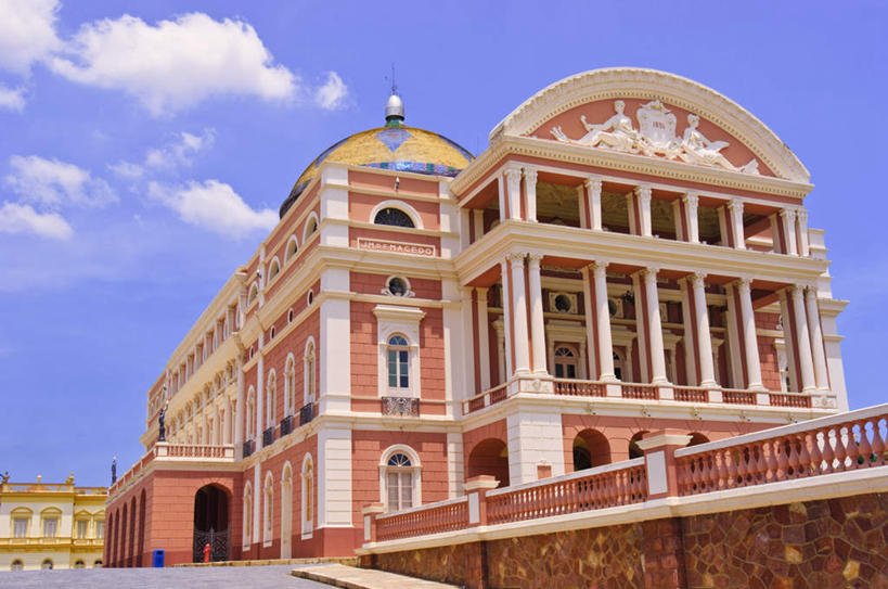 无人,栏杆,横图,室外,白天,仰视,旅游,度假,楼梯,标志建筑,地标,建筑,剧院,巴西,一排,阴影,整齐,光线,扶手,影子,柱子,阶梯,云,云朵,拱门,云彩,娱乐,建设,护栏,台阶,排列,蓝色,白云,蓝天,天空,阳光,天,享受,休闲,旅游胜地,南美,放松,晴朗,南美洲,拉丁美洲,队列,美洲,巴西联邦共和国,首府,亚美利加洲,南亚美利加洲,马瑙斯,亚马孙,亚马孙州,晴空,彩图,低角度拍摄,剧场