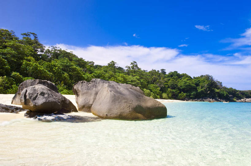 无人,横图,室外,白天,仰视,旅游,度假,海浪,海洋,石头,美景,沙滩,植物,泰国,亚洲,阴影,光线,沙子,石子,影子,海岸,景观,浪花,云,云朵,沙地,云彩,娱乐,树,树木,蓝色,绿色,白云,蓝天,天空,阳光,自然,海水,天,享受,休闲,景色,放松,东南亚,生长,晴朗,成长,自然风光,海景,泰王国,大海,风浪,海,海水的波动,海滩,近岸浪,石块,岩石,涌浪,晴空,彩图,低角度拍摄,斯米兰群岛