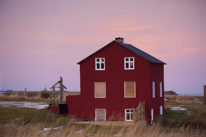 无人,家,横图,室外,白天,正面,旅游,度假,草地,草坪,美景,植物,窗户,欧洲,冰岛,阴影,光线,影子,房屋,墙,屋顶,屋子,景观,云,云朵,云彩,顶棚,娱乐,楼房,玻璃窗,墙壁,墙面,住宅,草,红色,蓝色,绿色,白云,蓝天,天空,阳光,自然,天,享受,休闲,景色,放松,晴朗,自然风光,北欧,冰岛共和国,一间,晴空,彩图,房子
