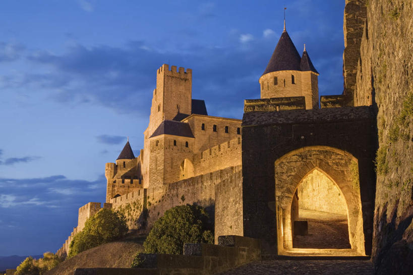 无人,竖图,室外,白天,仰视,旅游,度假,石头,日落,山,山脉,植物,标志建筑,地标,建筑,法国,欧洲,石子,堡垒,城堡,山峰,晚霞,霞光,落日,拱门,山峦,娱乐,建设,树,树木,绿色,自然,黄昏,群山,享受,休闲,旅游胜地,彩霞,放松,生长,成长,要塞,法兰西共和国,卡尔卡松,法兰西第五共和国,夕照,朗格多克.鲁西永,朗格多克.鲁西永大区,设防,石块,岩石,夕阳,彩图,低角度拍摄,斜阳