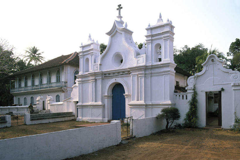 无人,教堂,竖图,室外,白天,仰视,旅游,度假,植物,门,标志建筑,地标,建筑,印度,亚洲,阴影,节日,光线,影子,墙,文化,娱乐,建设,墙壁,墙面,树,树木,蓝色,绿色,白色,蓝天,天空,阳光,自然,门框,天,祈祷,享受,休闲,健康,旅游胜地,放松,许愿,宗教,信仰,生长,晴朗,成长,纪念,祈求,南亚,信念,万里无云,印度共和国,果阿,果阿邦,平安,晴空,晴空万里,彩图,低角度拍摄,大教堂,礼拜堂