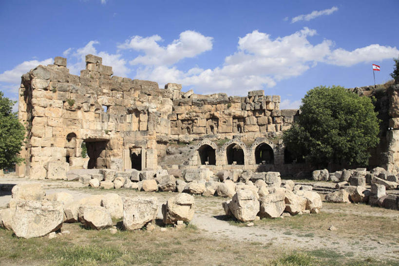 无人,横图,室外,白天,正面,旅游,度假,草地,草坪,石头,名胜古迹,植物,门,标志建筑,地标,建筑,黎巴嫩,亚洲,阴影,遗迹,光线,石子,影子,墙,云,云朵,拱门,云彩,古迹,历史,文物,娱乐,建设,古建筑,废墟,墙壁,墙面,草,树,树木,古代,蓝色,绿色,白云,蓝天,天空,阳光,自然,门框,天,享受,休闲,旅游胜地,放松,生长,晴朗,成长,西亚,古文明,古远,黎巴嫩共和国,巴勒贝克,贝卡谷地,石块,岩石,晴空,彩图