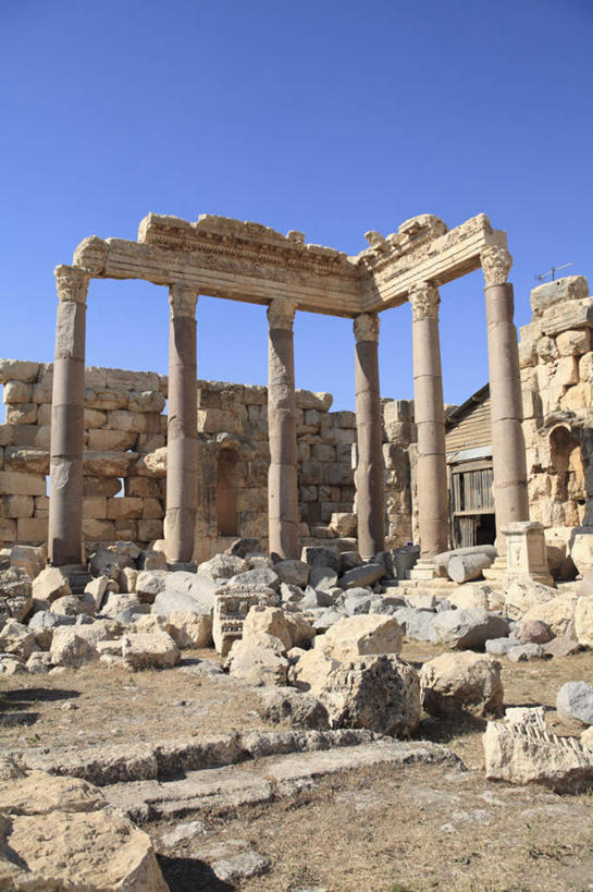 无人,竖图,室外,白天,仰视,旅游,度假,石头,名胜古迹,标志建筑,地标,建筑,黎巴嫩,亚洲,阴影,遗迹,光线,石子,影子,柱子,砖块,古迹,历史,文物,娱乐,建设,古建筑,废墟,古代,蓝色,蓝天,天空,阳光,天,享受,休闲,旅游胜地,放松,晴朗,西亚,古文明,万里无云,古远,黎巴嫩共和国,巴勒贝克,贝卡谷地,石块,岩石,晴空,晴空万里,彩图,低角度拍摄