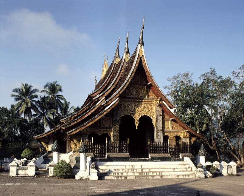 无人,寺庙,横图,室外,白天,仰视,旅游,度假,植物,楼梯,标志建筑,地标,建筑,棕榈树,叶子,老挝,亚洲,阴影,节日,光线,瓦片,影子,阶梯,屋顶,云,云朵,绿叶,燃烧,云彩,顶棚,瓦,文化,娱乐,建设,台阶,树,树木,蓝色,绿色,白云,蓝天,天空,阳光,自然,香火,庙宇,天,祈祷,享受,休闲,健康,嫩叶,旅游胜地,放松,许愿,宗教,建造,东南亚,信仰,生长,晴朗,成长,纪念,祈求,棕榈叶,屋瓦,琅勃拉邦,首府,老挝人民民主共和国,琅勃拉邦省,銮佛邦,香通寺,平安,叶,叶片,晴空,彩图,低角度拍摄,庙,寺