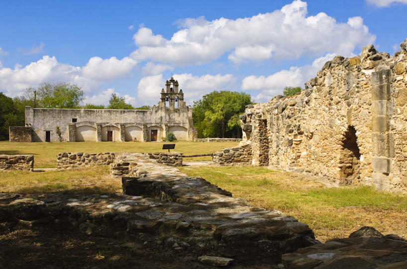 无人,教堂,栏杆,横图,室外,白天,正面,旅游,度假,草地,草坪,石头,植物,窗户,楼梯,门,标志建筑,城市,地标,建筑,美国,阴影,节日,光线,扶手,石子,影子,阶梯,墙,屋顶,云,云朵,云彩,顶棚,历史,文化,娱乐,建设,护栏,玻璃窗,废墟,墙壁,墙面,台阶,草,树,树木,古代,祈愿,蓝色,绿色,白云,蓝天,天空,阳光,自然,门框,天,祈祷,享受,休闲,健康,旅游胜地,放松,宗教,井,信仰,生长,晴朗,成长,纪念,祈求,信号,北美,北美洲,德克萨斯州,美洲,报时,信念,德克萨斯,圣安东尼奥,得州,德州,得克萨斯州,孤星之州,北亚美利加洲,亚美利加洲,召集,圣安东尼,圣安东尼奥市,古远,鸣钟,平安,钟,石块,岩石,晴空,彩图,大教堂,礼拜堂