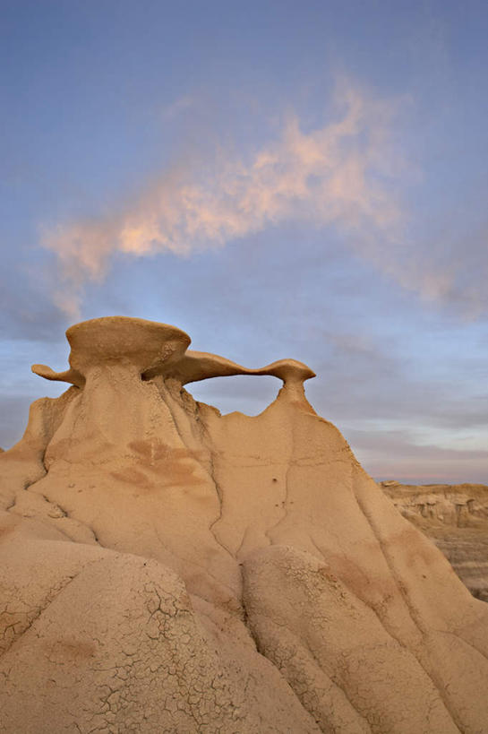 无人,竖图,室外,白天,正面,旅游,度假,石头,美景,沙漠,美国,许多,阴影,光线,石子,影子,景观,云,云朵,很多,云彩,娱乐,蓝色,白云,蓝天,天空,阳光,自然,天,享受,休闲,景色,放松,晴朗,怪异,北美,北美洲,奇怪,自然风光,神奇,美洲,奇幻,奇特,新墨西哥,新墨西哥州,北亚美利加洲,亚美利加洲,迷人之地,迷人之州,古怪,奇异,乖张,大漠,砂漠,石块,岩石,晴空,彩图