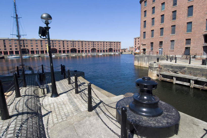 无人,栏杆,横图,室外,白天,仰视,旅游,度假,窗户,标志建筑,地标,建筑,路灯,照明,英国,欧洲,一排,阴影,整齐,光线,影子,围栏,灯光,娱乐,建设,护栏,英格兰,玻璃窗,灯,排列,蓝色,蓝天,天空,阳光,天,享受,休闲,旅游胜地,放松,晴朗,照亮,照明设备,西欧,队列,大不列颠,大不列颠及北爱尔兰联合王国,万里无云,首府,大不列颠联合王国,日不落英帝国,英吉利,利物浦,利物浦市,墨西塞德郡,默西塞德,晴空,晴空万里,彩图,低角度拍摄