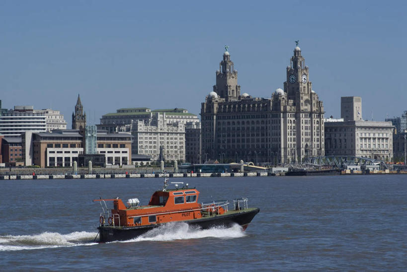 无人,家,栏杆,横图,俯视,室外,白天,旅游,度假,海浪,海洋,石头,植物,标志建筑,地标,建筑,轮船,船,旗帜,英国,欧洲,一艘,阴影,波纹,飞溅,溅,时间,光线,石子,时钟,液体,影子,房屋,屋子,浪花,水滴,天桥,围栏,桥,计时,娱乐,旗子,建设,护栏,楼房,英格兰,住宅,水珠,树,树木,蓝色,绿色,蓝天,水纹,天空,阳光,自然,海水,船尾波,钟表,交通工具,波浪,天,享受,休闲,表,旅游胜地,放松,生长,晴朗,成长,人行桥,西欧,喷洒,载具,大不列颠,海景,大不列颠及北爱尔兰联合王国,万里无云,首府,塔钟,旌旗,旗号,大不列颠联合王国,日不落英帝国,英吉利,利物浦,皇家利物大厦,利物浦市,墨西塞德郡,默西塞德,钟,大海,风浪,海,海水的波动,近岸浪,石块,涌浪,晴空,晴空万里,彩图,高角度拍摄,房子