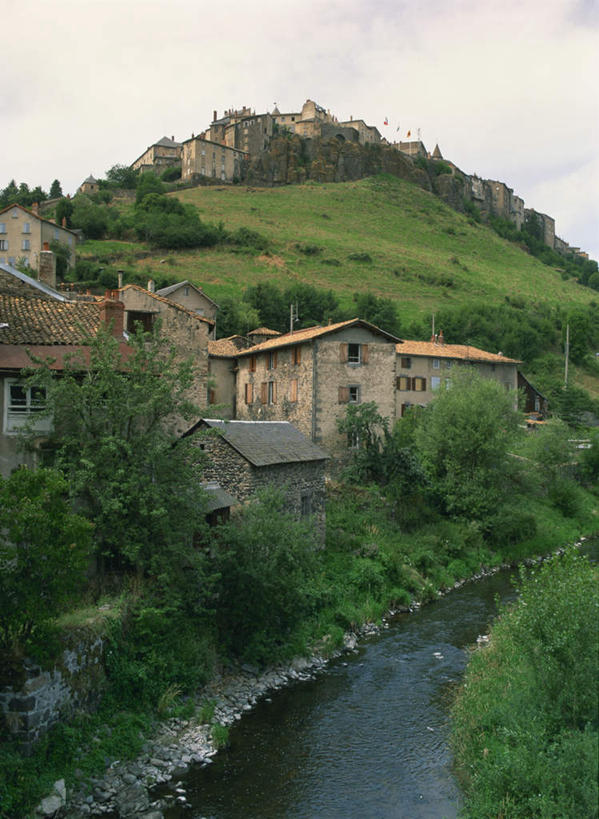 无人,家,竖图,俯视,室外,白天,旅游,度假,河流,石头,美景,山,山脉,树林,水,植物,法国,欧洲,阴影,光线,石子,影子,房屋,屋子,河水,景观,山峰,水流,山峦,娱乐,楼房,住宅,树,树木,蓝色,绿色,蓝天,天空,阳光,自然,群山,天,享受,休闲,景色,放松,生长,晴朗,成长,自然风光,万里无云,法兰西共和国,法兰西第五共和国,奥弗涅,奥弗涅大区,石块,岩石,晴空,晴空万里,彩图,高角度拍摄,房子