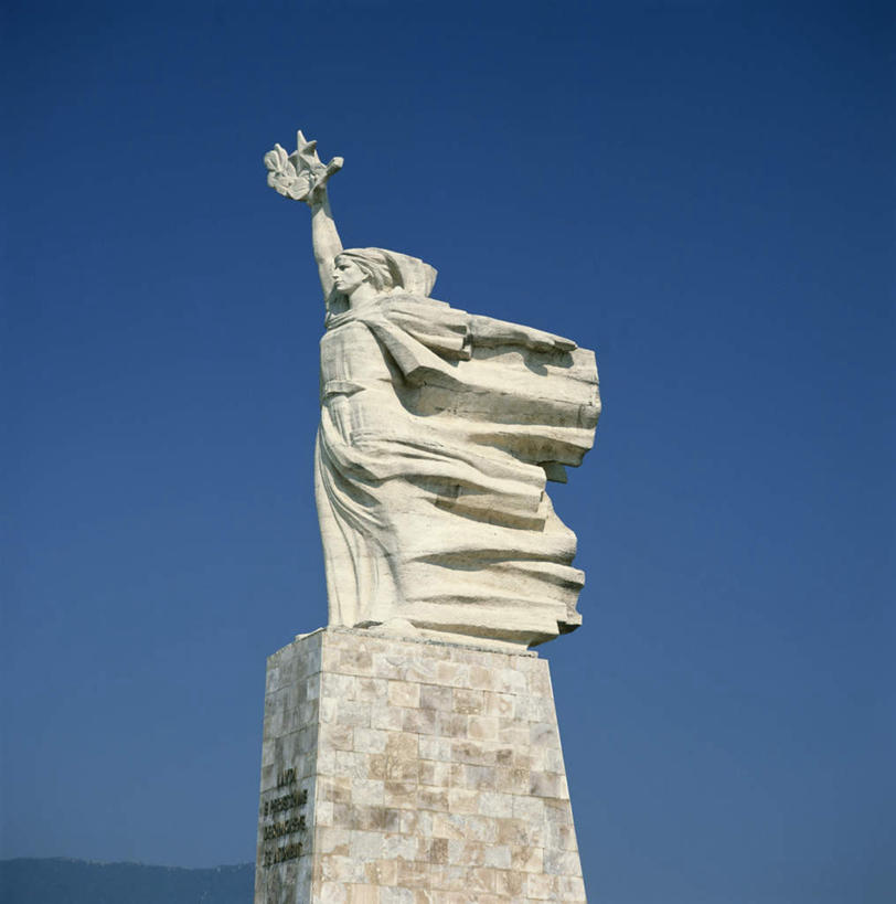 西方人,一个人,无人,站,举,竖图,室外,白天,仰视,民族服装,旅游,度假,标志建筑,地标,建筑,雕塑,欧洲,阿尔巴尼亚,欧洲人,仅一个女性,仅一个人,握,阴影,艺术,装饰,光线,雕刻,雕像,影子,首都,拿,拿着,注视,娱乐,建设,蓝色,蓝天,天空,阳光,工艺品,天,观察,看,托,站着,仅一个中年女性,享受,休闲,旅游胜地,放松,握着,晴朗,观看,纪念,美术,察看,关注,南欧,主题,陈列,万里无云,功能,美学,阿尔巴尼亚共和国,地拉那,女人,女性,中年女性,白种人,晴空,晴空万里,举起,举手,举着,向上举,向上伸,向上托,站立,彩图,低角度拍摄,全身,传统服装,民俗服