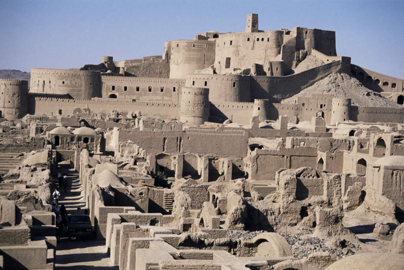 无人,横图,俯视,室外,白天,旅游,度假,名胜古迹,标志建筑,地标,建筑,伊朗,亚洲,阴影,遗迹,光线,影子,堡垒,城堡,墙,古城,古迹,文物,娱乐,建设,古建筑,废墟,墙壁,墙面,蓝色,蓝天,天空,阳光,天,享受,休闲,旅游胜地,放松,晴朗,要塞,西亚,古文明,万里无云,伊朗伊斯兰共和国,巴姆,巴姆城堡,设防,晴空,晴空万里,彩图,高角度拍摄