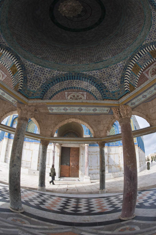 西方人,一个人,走,竖图,室外,白天,广角镜头,鱼眼镜头,仰视,旅游,度假,名胜古迹,天花板,标志建筑,地标,建筑,欧洲,巴勒斯坦,欧洲人,亚洲,仅一个男性,仅一个人,阴影,节日,遗迹,装饰,光线,图案,影子,柱子,地面,首都,图画,古迹,文化,文物,娱乐,建设,古建筑,仅一个年轻男性,阳光,祈祷,享受,休闲,健康,旅游胜地,放松,许愿,宗教,信仰,纪念,华丽,修饰,祈求,点缀,伊斯兰教,清真寺,西亚,古文明,衬托,美观,雅致,雅观,巴勒斯坦国,耶路撒冷,岩石清真寺,圆顶清真寺,平安,男人,男性,年轻男性,白种人,步行,散步,走路,彩图,低角度拍摄,全身