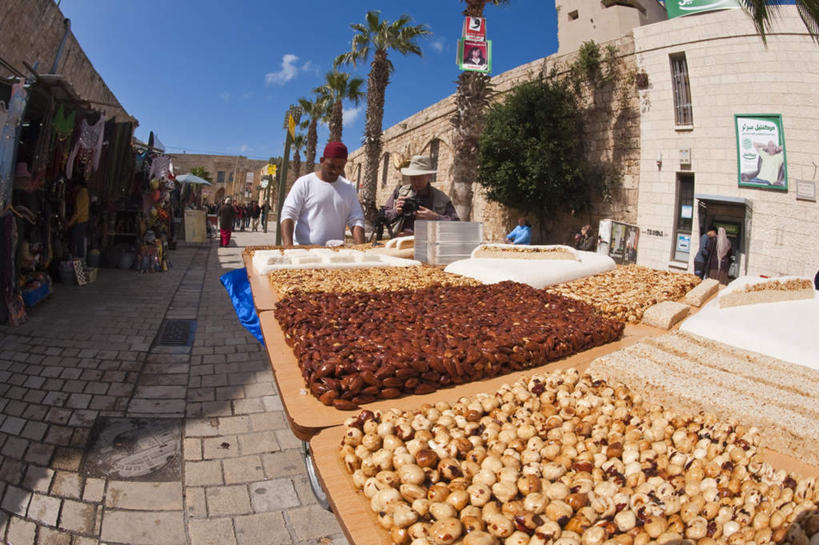 东方人,家,商店,站,横图,室外,白天,仰视,购物,度假,消费,美景,植物,城市风光,城市,棕榈树,叶子,以色列,亚洲,一排,阴影,服装,整齐,光线,影子,房屋,屋子,景观,云,云朵,公寓,绿叶,许多人,云彩,注视,休闲装,黄种人,娱乐,洋房,楼房,住宅,树,树木,排列,衣服,蓝色,绿色,白云,蓝天,天空,阳光,自然,天,观察,看,站着,一群人,享受,休闲,休闲服,嫩叶,景色,放松,金融,百货,服饰,生长,晴朗,成长,观看,察看,队列,关注,西亚,选购,贸易,棕榈叶,血拼,以色列国,阿卡,男人,男性,中年男性,亚洲人,叶,叶片,晴空,站立,彩图,低角度拍摄,全身,房子,店铺,杂货店,杂货铺