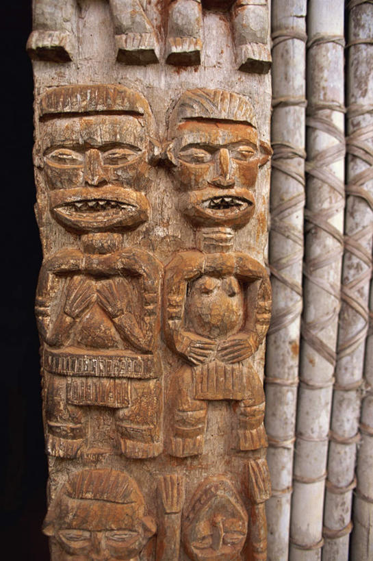 无人,家,站,竖图,俯视,室外,白天,旅游,度假,名胜古迹,标志建筑,地标,建筑,雕塑,非洲,喀麦隆,阴影,朦胧,模糊,遗迹,艺术,装饰,光线,雕刻,雕像,影子,房屋,墙,屋子,注视,古迹,文物,娱乐,建设,古建筑,楼房,墙壁,墙面,住宅,阳光,工艺品,观察,看,站着,享受,休闲,旅游胜地,放松,观看,纪念,美术,察看,关注,主题,陈列,古文明,功能,美学,阿非利加洲,喀麦隆共和国,站立,彩图,高角度拍摄,全身,房子