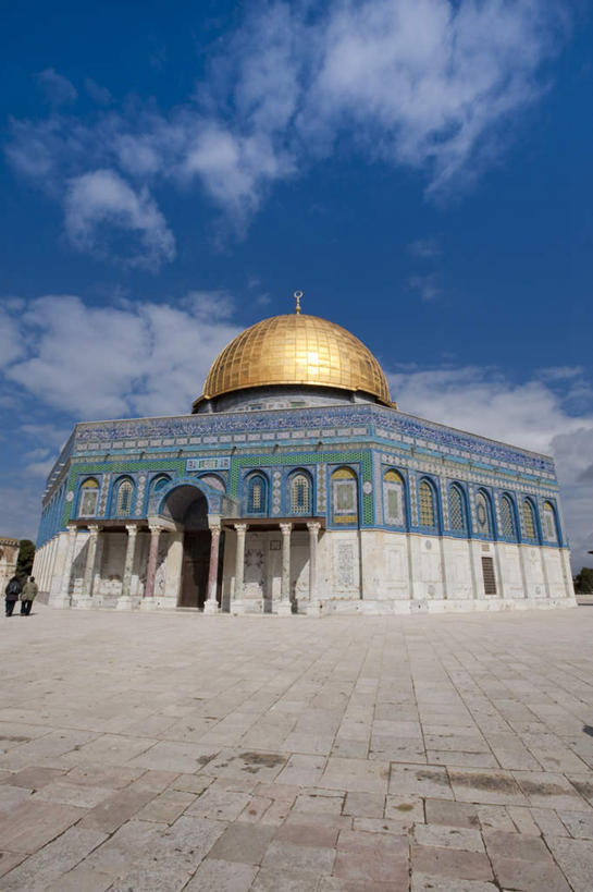 无人,竖图,室外,白天,仰视,旅游,度假,名胜古迹,植物,标志建筑,地标,建筑,巴勒斯坦,亚洲,一排,阴影,节日,遗迹,整齐,光线,影子,柱子,云,云朵,首都,云彩,古迹,文化,文物,娱乐,建设,古建筑,圆顶,树,树木,排列,蓝色,绿色,白云,蓝天,天空,阳光,自然,天,祈祷,享受,休闲,健康,金色,旅游胜地,放松,许愿,宗教,信仰,生长,晴朗,成长,纪念,祈求,伊斯兰教,富贵,队列,清真寺,西亚,古文明,忠诚,富丽,名誉,荣华,巴勒斯坦国,耶路撒冷,岩石清真寺,圆顶清真寺,平安,晴空,彩图,低角度拍摄