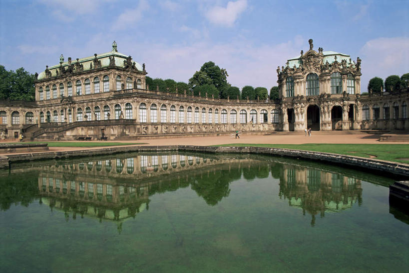 无人,家,宫殿,横图,室外,白天,正面,旅游,度假,草地,草坪,河流,名胜古迹,水,植物,别墅,窗户,标志建筑,地标,建筑,德国,欧洲,一排,阴影,遗迹,整齐,光线,影子,房屋,墙,屋子,河水,水流,云,云朵,公寓,云彩,古迹,文物,娱乐,建设,古建筑,洋房,楼房,玻璃窗,墙壁,墙面,住宅,草,树,树木,排列,蓝色,绿色,白云,倒影,蓝天,天空,阳光,自然,天,享受,休闲,旅游胜地,放松,生长,晴朗,成长,倒映,象征,西欧,队列,豪宅,古文明,德意志联邦共和国,意味,反照,德累斯顿,萨克森州,萨克森自由州,茨温格尔宫,晴空,彩图,房子