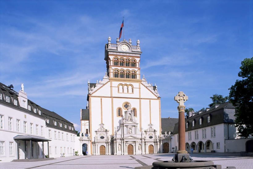 无人,教堂,横图,室外,白天,仰视,旅游,度假,名胜古迹,植物,窗户,标志建筑,地标,建筑,德国,欧洲,一排,阴影,节日,遗迹,整齐,并列,并排,光线,影子,墙,云,云朵,云彩,古迹,文化,文物,娱乐,建设,古建筑,玻璃窗,墙壁,墙面,树,树木,排列,蓝色,绿色,白云,蓝天,天空,阳光,自然,天,祈祷,享受,休闲,健康,旅游胜地,放松,许愿,宗教,信仰,生长,晴朗,成长,纪念,祈求,西欧,队列,平行,信念,古文明,德意志联邦共和国,莱茵兰.普法尔茨州,特里尔,平安,晴空,彩图,低角度拍摄,大教堂,礼拜堂