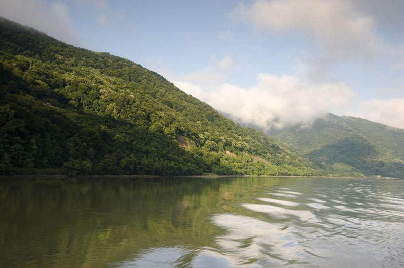 无人,横图,室外,白天,正面,旅游,度假,海浪,海洋,石头,美景,森林,山,山脉,树林,植物,雾,欧洲,阴影,朦胧,模糊,光线,石子,影子,景观,浪花,山顶,山峰,云,云朵,山峦,云彩,娱乐,树,树木,蓝色,绿色,白云,倒影,蓝天,天空,阳光,自然,海水,群山,天,享受,休闲,景色,放松,生长,晴朗,成长,迷雾,倒映,自然风光,海景,东欧,沉积岩,颠峰,极峰,反照,塞尔维亚,塞尔维亚共和国,水成岩,大海,风浪,海,海水的波动,近岸浪,石块,岩石,涌浪,大雾,晴空,彩图